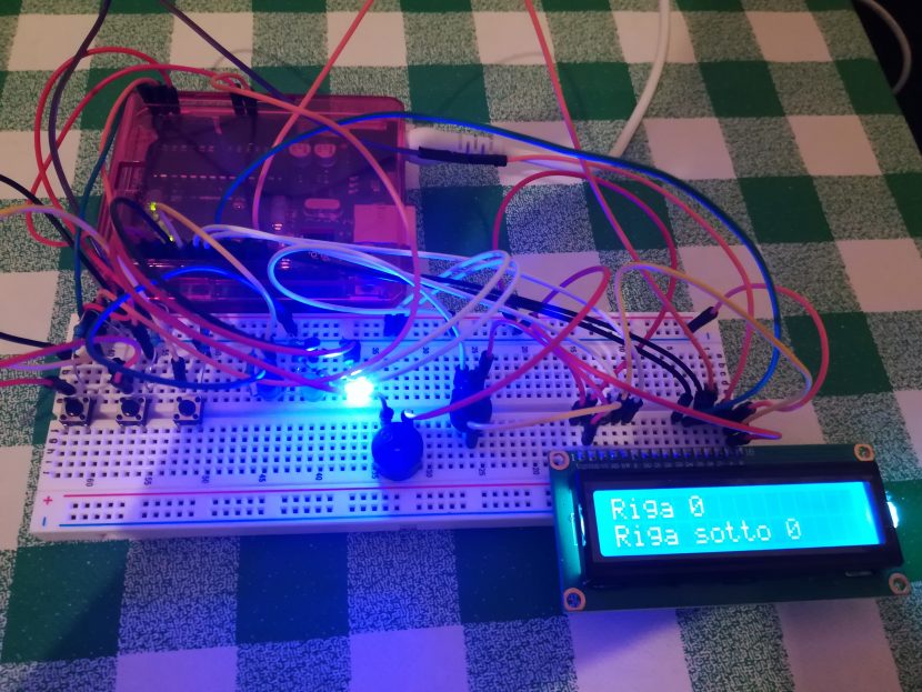 Arduino Uno collegato a un LCD che cambia testo in base al bottone cliccato